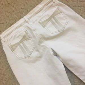 White capris jeans.
